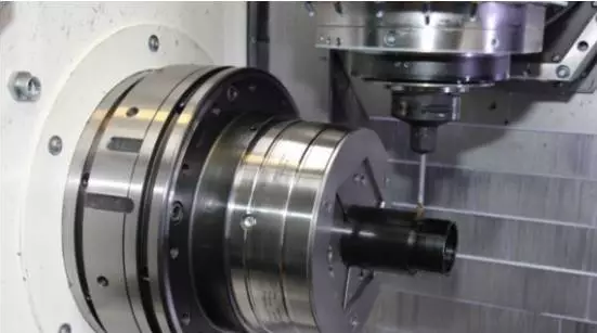 機(jī)械加工現(xiàn)有生產(chǎn)模式主要體現(xiàn)在工裝應(yīng)用落后，效率低下，工人加工零件時(shí)裝夾及找正時(shí)間長，特別是單件或小批生產(chǎn)頻繁更換工裝時(shí)，大多數(shù)時(shí)間都是在安裝OTT-JAKOB夾具及找正。