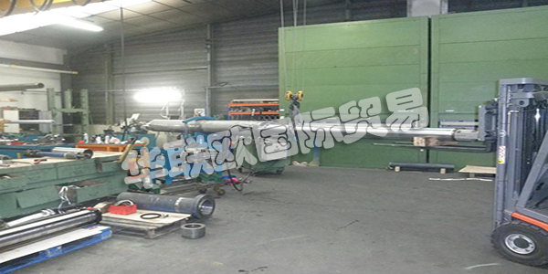 AUVERGNE VERINS自1988年以來專門從事液壓缸的維護和制造。他們的專業(yè)技術(shù)人員和他們的鍍鉻棒，搭接管和密封件庫存使他們能夠處理所有類型的氣缸。