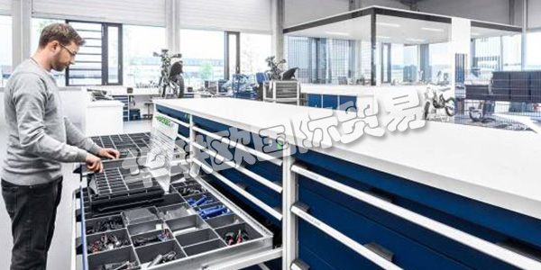 BOTT集團公司在三個歐洲地區(qū)開發(fā)和生產(chǎn)車輛設備，操作設備和工作站系統(tǒng)。憑借其產(chǎn)品，bott為全球工業(yè)和貿(mào)易客戶提供服務。他們在生產(chǎn)，服務和裝配方面的高效工作是這里的重點。