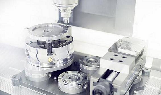 SCHUNK刀具夾持系統(tǒng)對(duì)機(jī)加工行業(yè)產(chǎn)生了前所未有的革命性影響。?模塊化夾持系統(tǒng)借鑒其優(yōu)勢(shì)，它的作用遠(yuǎn)不止于一個(gè)參考基準(zhǔn)，還提供了包括定位、夾持以及接口通用等功能。這種夾持原理如今被認(rèn)為是提高生產(chǎn)效率的最有效的方法之一，廣泛適用于從小型零件到大型零件，從粗加工到裝配應(yīng)用的各種工藝。作為這一技術(shù)的先驅(qū)以及夾持技術(shù)和抓取系統(tǒng)的領(lǐng)導(dǎo)者，SCHUNK始終致力于開發(fā)新的應(yīng)用領(lǐng)域，并在它的模塊化系統(tǒng)中新增了適用于直接夾持工件以及微小型零件的專業(yè)標(biāo)準(zhǔn)模塊。