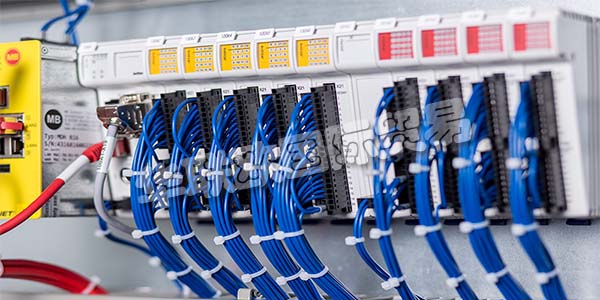 德國(guó)FUTRONIC主要產(chǎn)品：FUTRONIC控制器、伺服驅(qū)動(dòng)器等。FUTRONIC是玻璃制造行業(yè)機(jī)器和設(shè)備制造商的復(fù)雜自動(dòng)化解決方案的全球領(lǐng)先供應(yīng)商之一。此外，他們憑借為工業(yè)自動(dòng)化和其他行業(yè)領(lǐng)域的供應(yīng)商和制造商提供的創(chuàng)新產(chǎn)品和服務(wù)，為自己贏得了名聲。